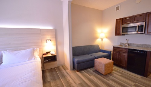 Suite, 1 King-Bett, barrierearme Badewanne (Communications)