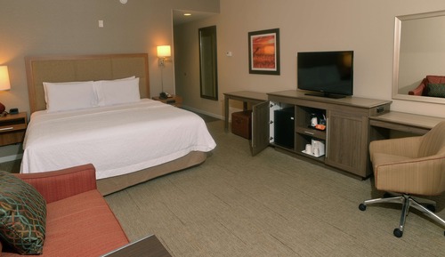 Zimmer, 1 King-Bett und Schlafsofa, Kühlschrank