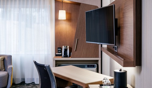 Zimmer, 1 King-Bett und Schlafsofa (Mobility Accessible, Roll-In Shower)