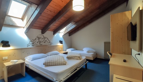 Dreibettzimmer (2 Adulti + 1 Bambino)