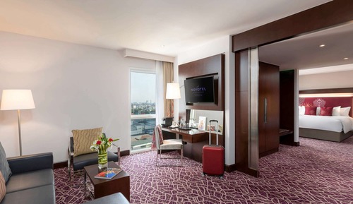 Luxurious Executive Suite Room with Separate li ving area, Sofa, Bath tub and Rain Shower
