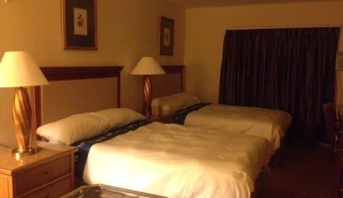 Zimmer, 2 Doppelbetten, Kühlschrank und Mikrowelle