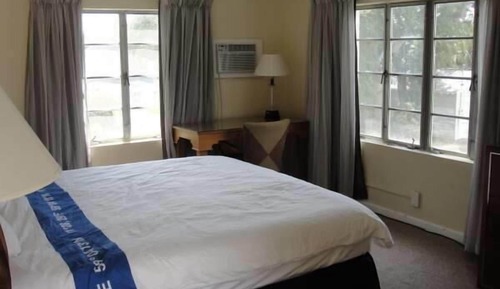 Standardzimmer, 1 King-Bett, Kühlschrank und Mikrowelle