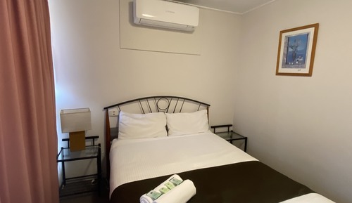 Familien-Suite, 2 Schlafzimmer, Nichtraucher, Gemeinschaftsbad (2 Room Family Unit)