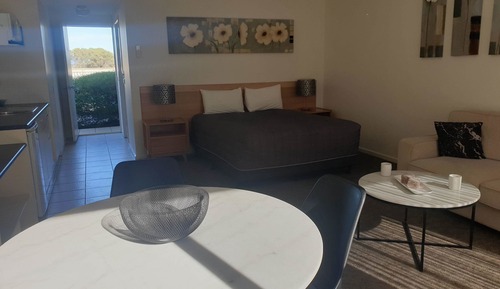 Zimmer (Motel Room King Bed (Shower Only))