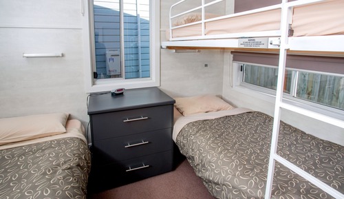 Zimmer (Kingfisher - 1 Queen+2 Bunk+1 Single)