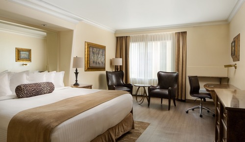 Zimmer, 1 King-Bett, Turm (Mobility/Hearing Access, Roll-In Shwr)