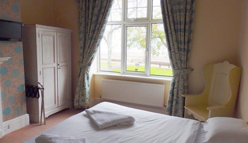 Doppel- oder Zweibettzimmer, mit Bad