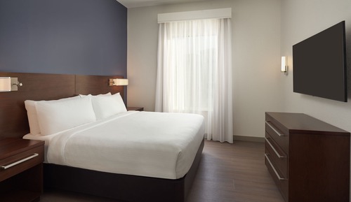 Suite, 2 Schlafzimmer (Mobility/Hearing Access, Roll-In Shwr)