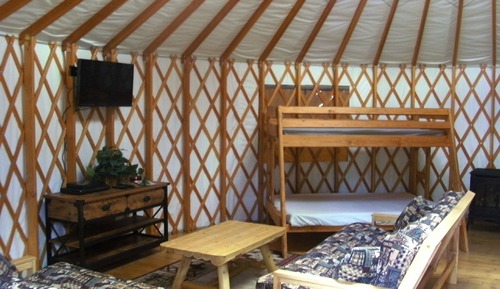 Zimmer (Yurt, Pets OK, Linens Available)