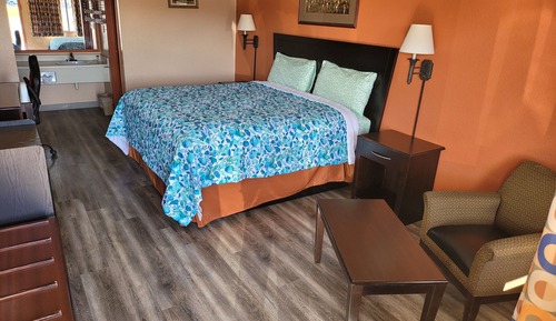Standardzimmer, 1 King-Bett, Kühlschrank und Mikrowelle