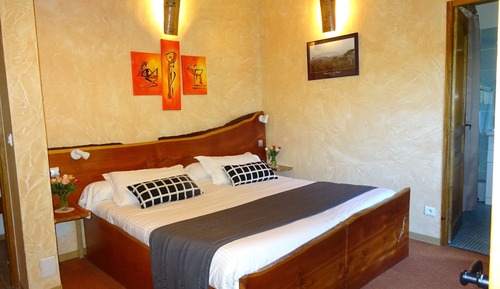 Comfort-Dreibettzimmer, eigenes Bad, Poolblick (Les Cyprès)