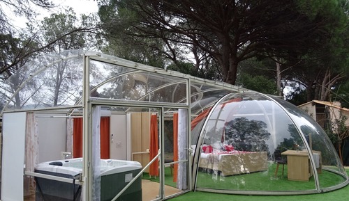 Exclusive-Dreibettzimmer, mit Bad (La  bulle sous les pins)