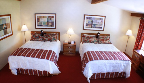 Standard-Doppelzimmer, 2 Queen-Betten, Bergblick, zum Innenhof hin