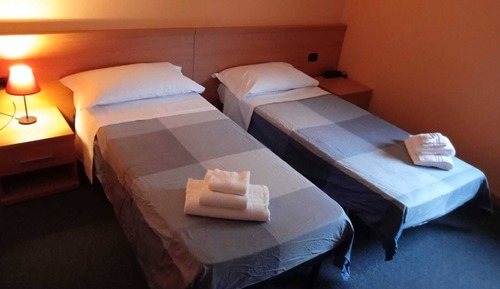 Basic-Doppel- oder -Zweibettzimmer