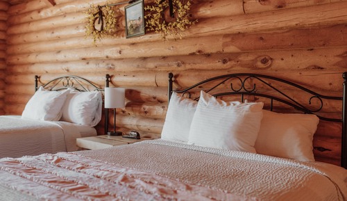 Luxury-Ferienhütte, barrierefrei, eigenes Bad (Two Queen Cabin)