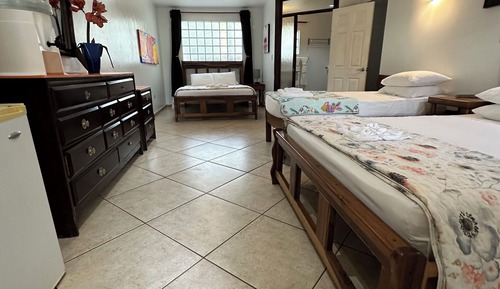 Comfort-Zimmer, Mehrere Betten, Kühlschrank, zum Innenhof hin