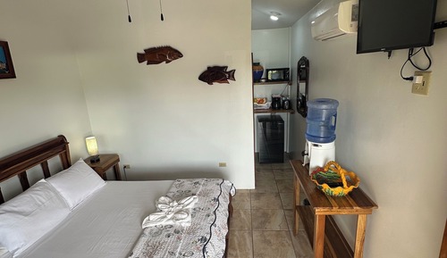 Deluxe-Einzelzimmer, 1 Queen-Bett, Kühlschrank und Mikrowelle, Meerblick