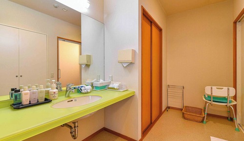 Economy-Zweibettzimmer, 2 Schlafzimmer, Haltegriffe in der Badewanne (Universal Twin Room)