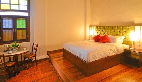 Zimmer, Gartenblick (Jambu Fruit Dove)