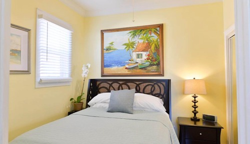 Deluxe Studio Queen Room 7, 1 Queen Bed with Sofa bed, Kitchenette