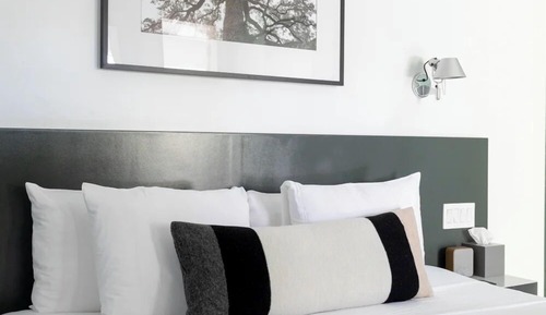 Luxury-Zimmer, 1 King-Bett, eigenes Bad, zum Innenhof hin