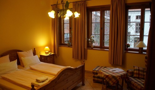 Doppel- oder Zweibettzimmer, eigenes Bad