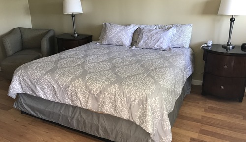 Standardzimmer, 1 King-Bett, Kühlschrank und Mikrowelle