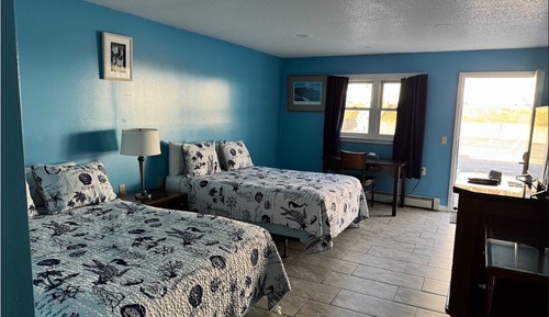 Standard-Doppelzimmer, 2 Doppelbetten, Kühlschrank und Mikrowelle