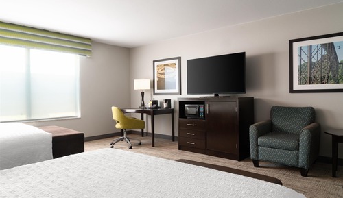 Zimmer, 2 Queen-Betten, barrierefrei, Badewanne