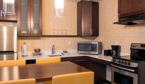 Suite, 2 Schlafzimmer (Mobility/Hearing Access, Roll-in Shwr)