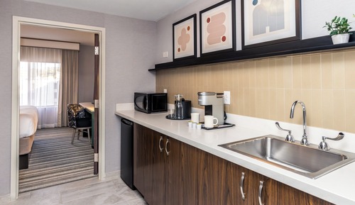 Suite, 1 King-Bett, barrierearme Badewanne (Communications)