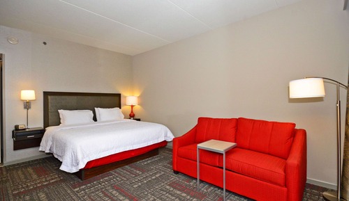 Zimmer, 1 King-Bett und Schlafsofa, Nichtraucher, Kühlschrank und Mikrowelle