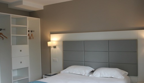 Doppelzimmer für Behinderte, Parkplatzseite, Eisenbahn Blick