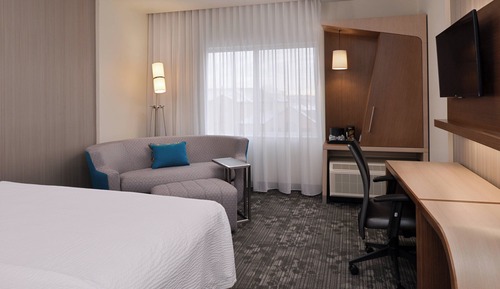 Zimmer, 1 King-Bett und Schlafsofa (Mobility/Hearing Access, Roll-In Shwr)