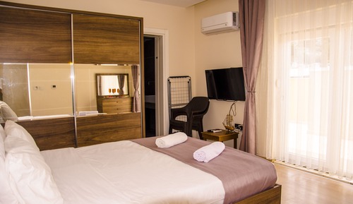 Basic-Doppelzimmer, 1 Queen-Bett, Terrasse, Bergseite