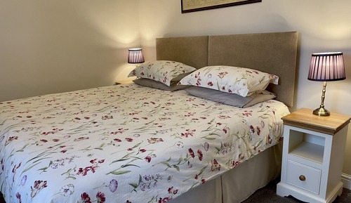 Doppel- oder Zweibettzimmer, mit Bad