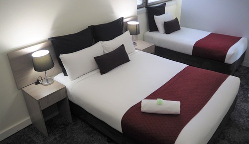 Zimmer (Queen + Single Bed Terrace)