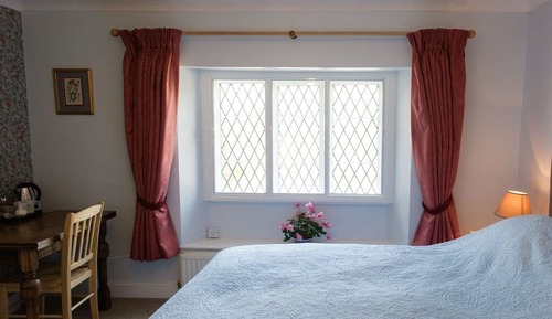 Doppel- oder Zweibettzimmer, eigenes Bad