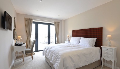 Doppel- oder Zweibettzimmer, mit Bad