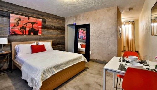 Trendy Urban Style Studio with One Queen Bed