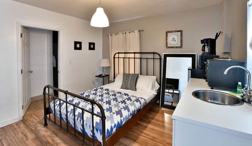 Blissful Comfy Studio with One Queen Bed