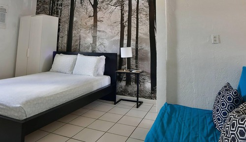 Chill & Cozy Studio Unit with One Queen Bed & Full Kitchen