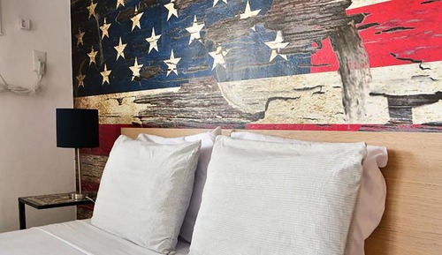 Bright Comfy Chic Studio with One Queen Bed & Full Kitchen