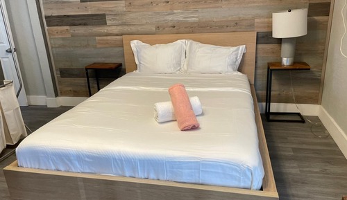 Cool & Comfy Urban Style Studio with One Queen Bed & Full Kitchen