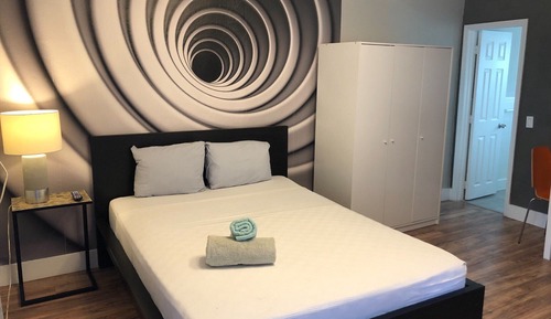 Vibrant Chic Flat with One Queen Bed & Full Kitchen