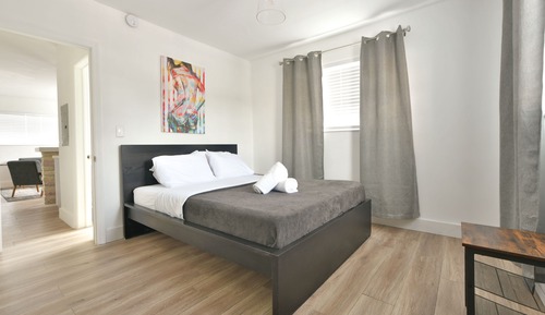 Chic Designer One Bedroom and One Queen Bed Full Kitchen