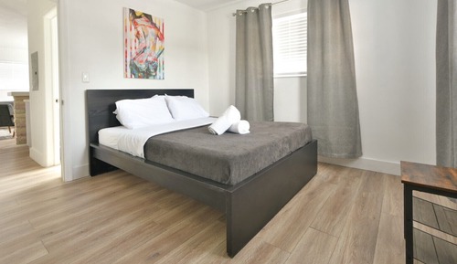 One Bedroom - Comfy Urban Style One Queen Bed & Full Kitchen