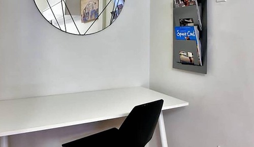 Trendy Vibrant Chic One bedroom with One Queen Bed