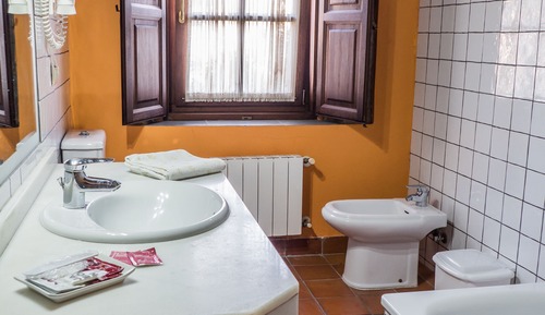 Dreibettzimmer, mit Bad (O doble con dos camas)